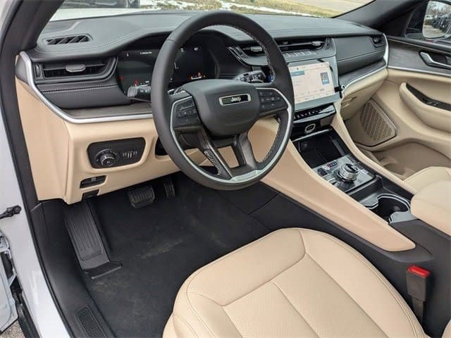 New 2026 Jeep Grand Cherokee Limited w/ Luxury Tech Group II AWD/4WD image 9