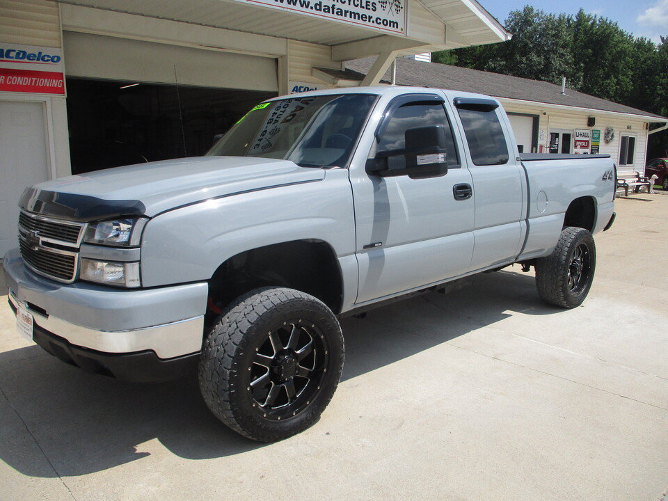 Used 2005 Chevrolet Silverado 2500 LS w/ Heavy-Duty Power Package AWD/4WD image 11