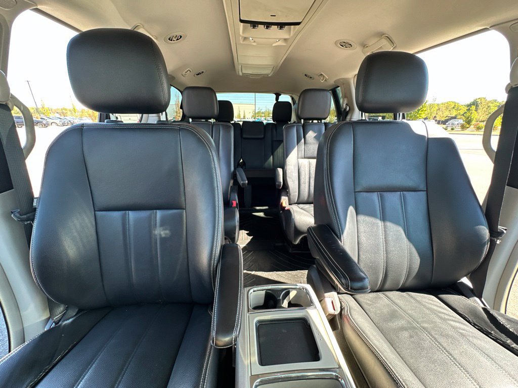 Used 2014 Chrysler Town & Country Touring FWD image 37