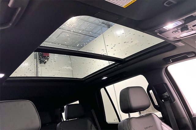Used 2025 GMC Yukon Denali w/ Sun & Power Step Package image 28
