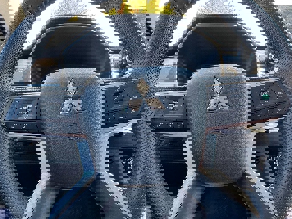 Used 2024 Mitsubishi Outlander SE image 17