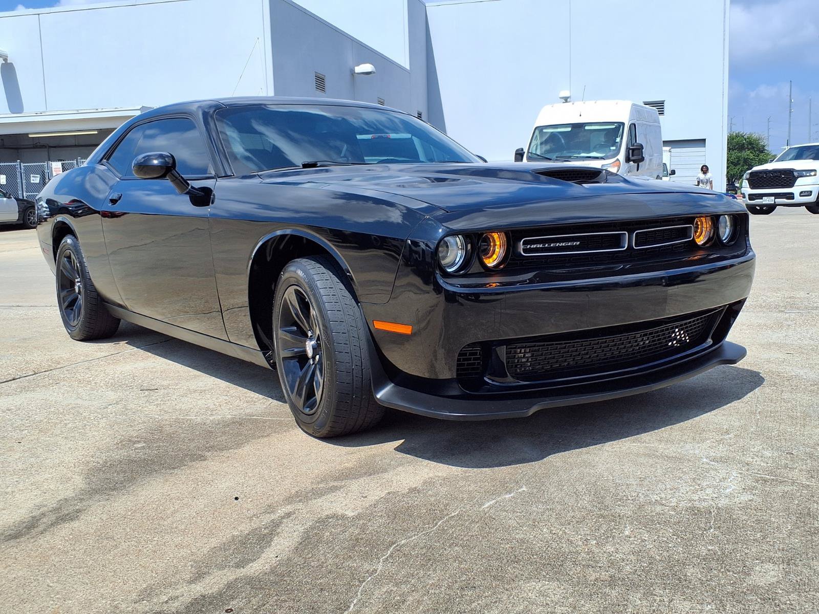 Used 2022 Dodge Challenger SXT RWD image 2