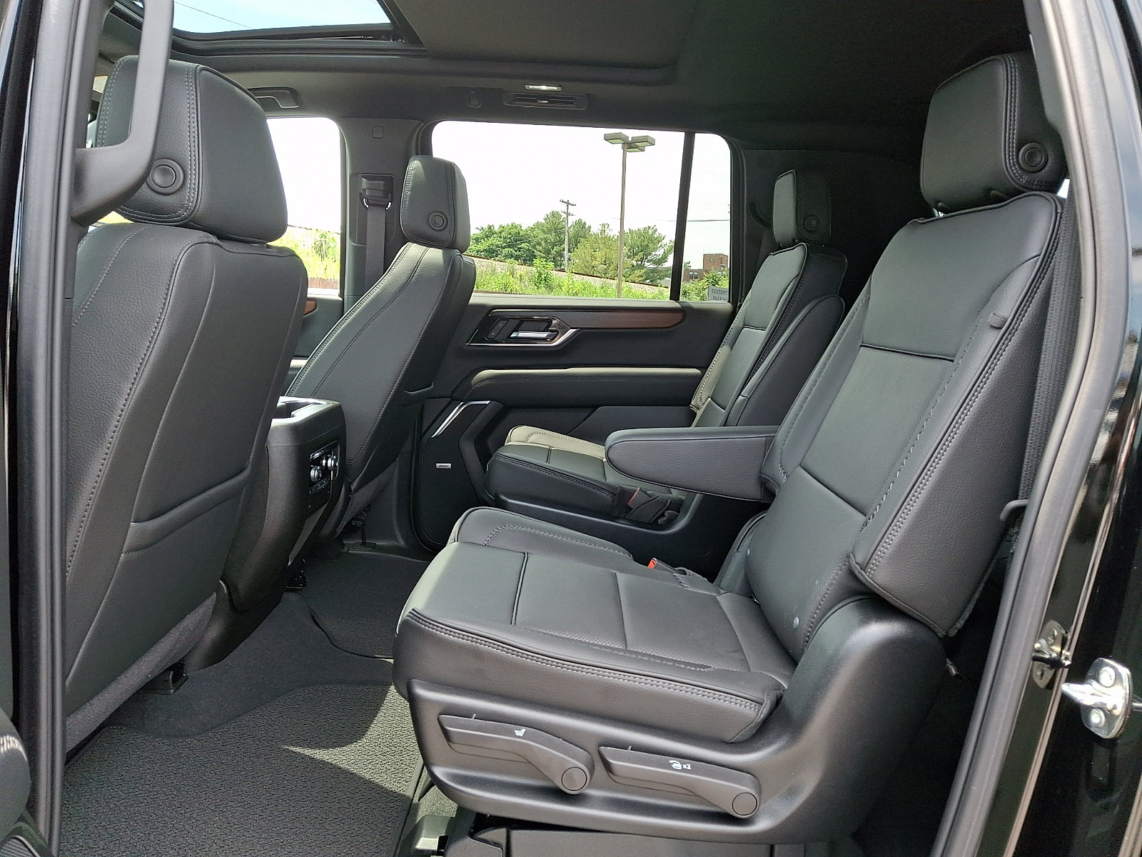 Certified 2025 GMC Yukon XL Denali w/ Sun & Power Step Package AWD/4WD image 10