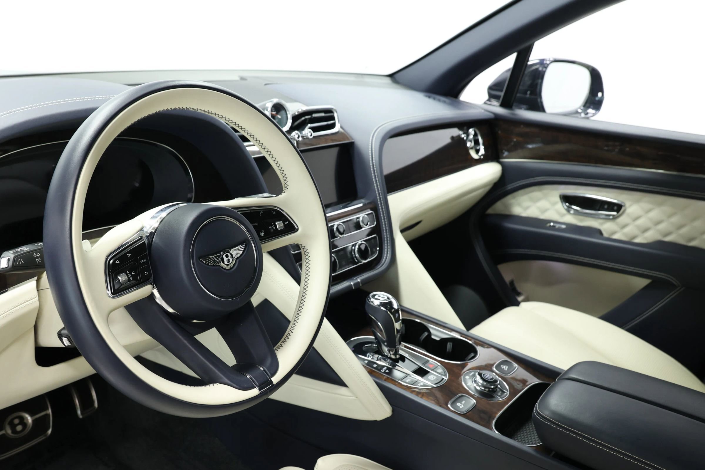 Used 2022 Bentley Bentayga image 2