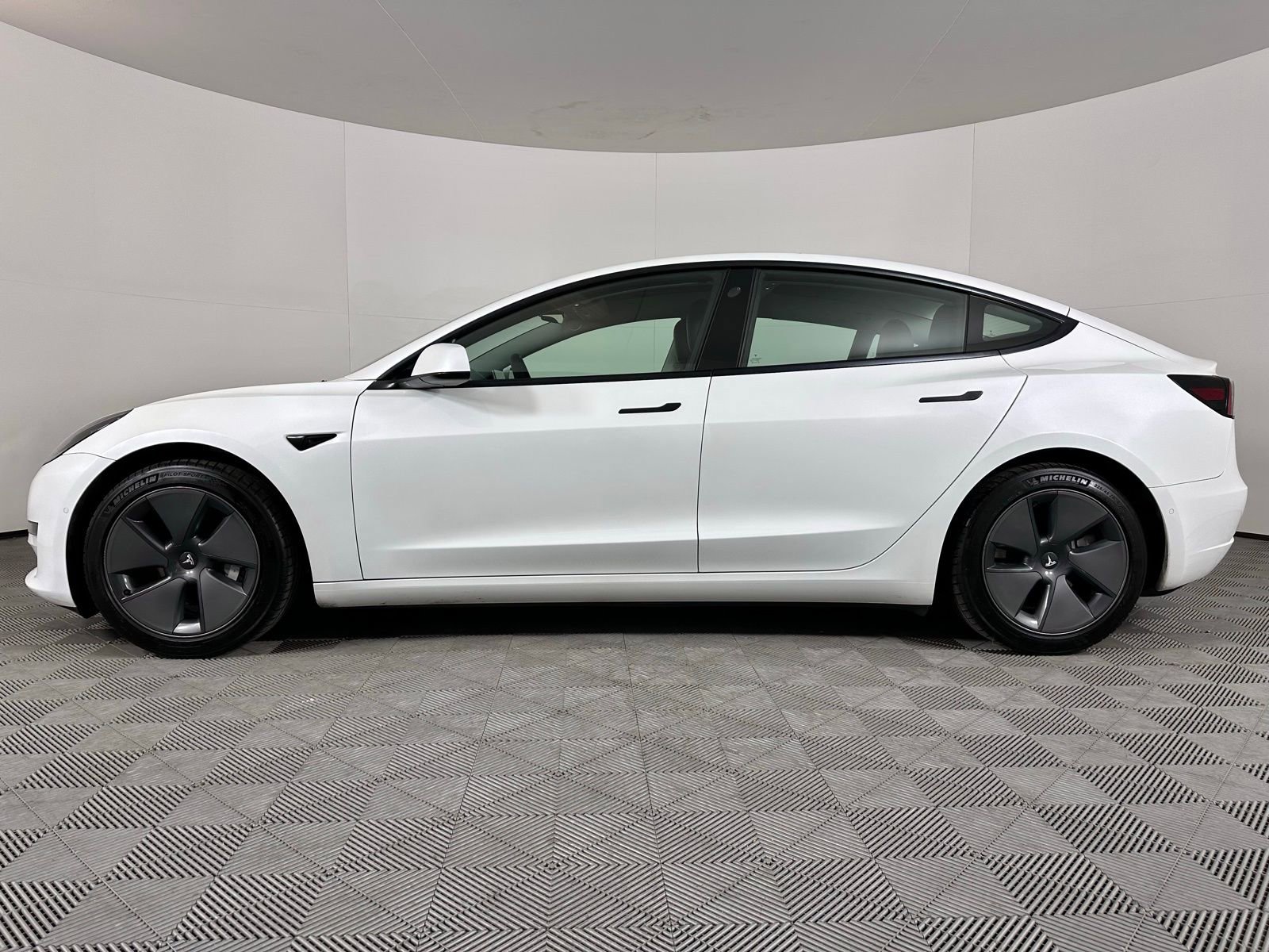 Used 2021 Tesla Model 3 Standard Range Plus image 13