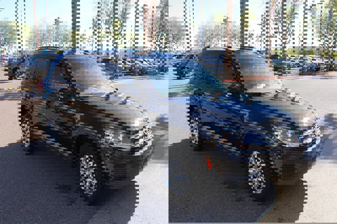 Used 2017 Volkswagen Tiguan S image 7