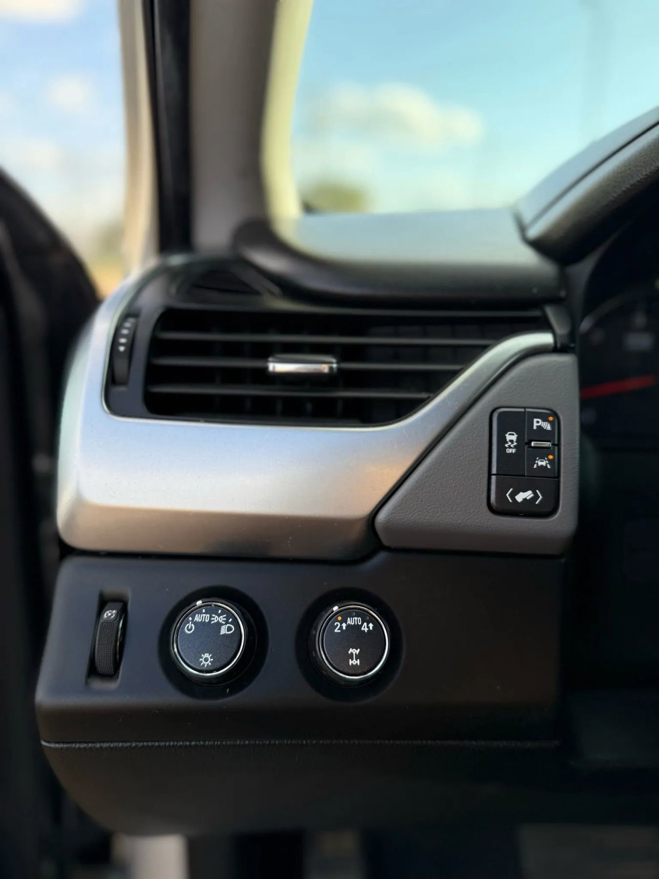 Used 2019 Chevrolet Suburban LT image 15