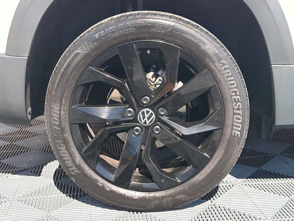 Used 2024 Volkswagen Taos SE w/ Black Wheel Package image 20