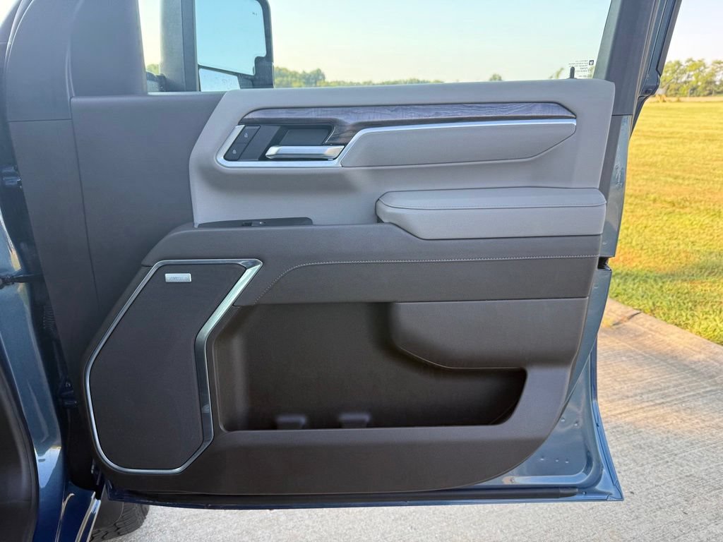Used 2025 Chevrolet Silverado 2500 LTZ w/ LTZ Convenience Package AWD/4WD image 27