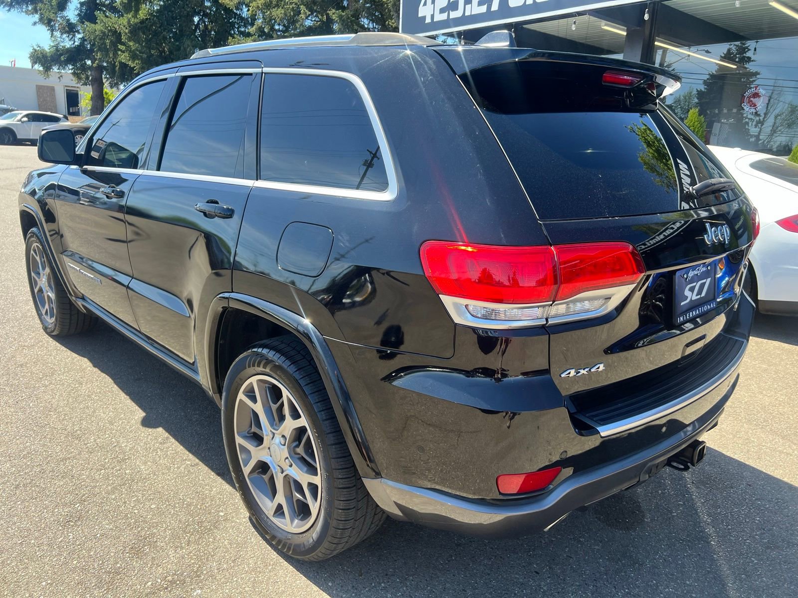 Used 2018 Jeep Grand Cherokee Limited AWD/4WD image 3