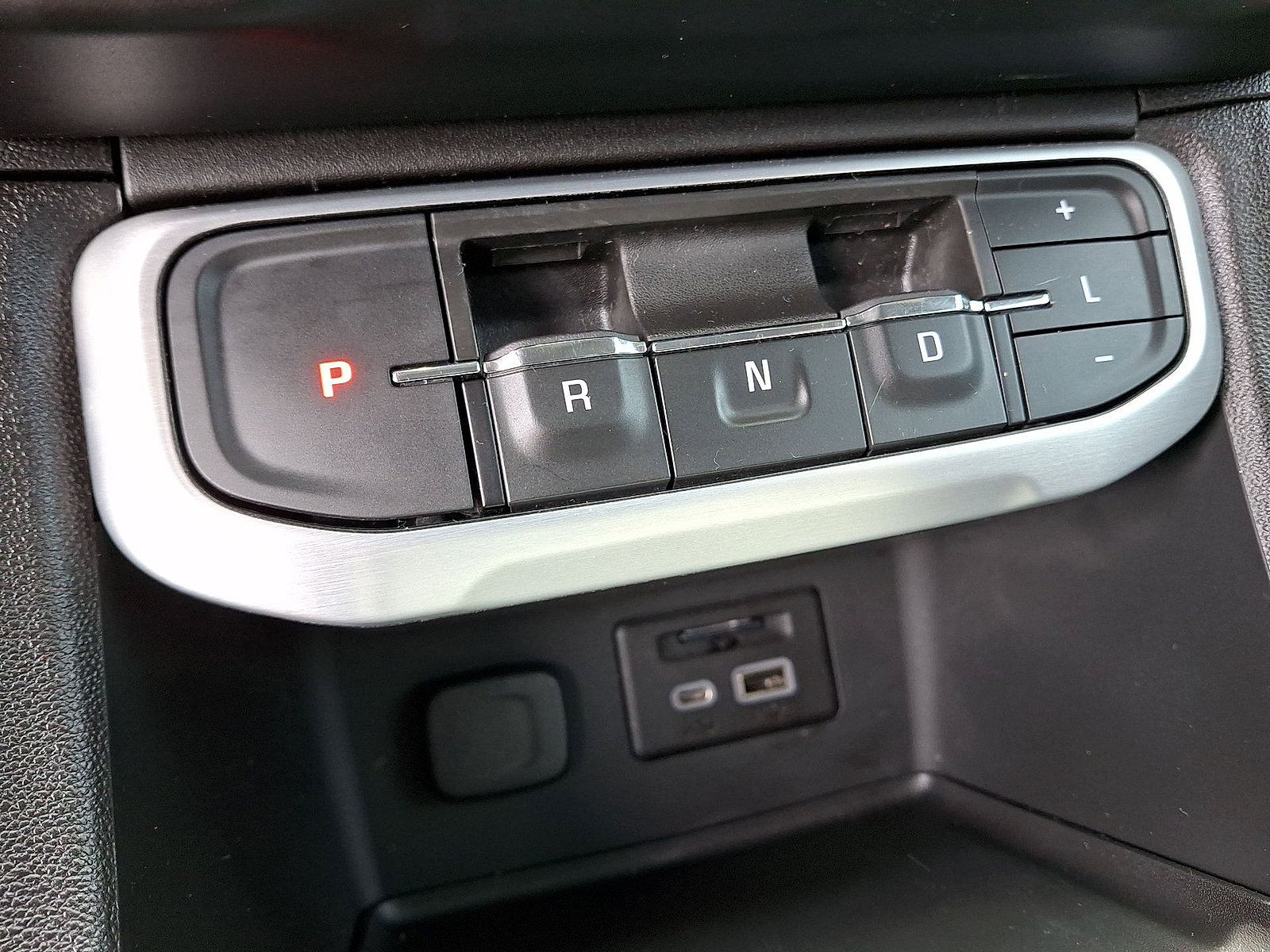 Used 2023 GMC Acadia SLT w/ LPO, Floor Liner Package FWD image 12