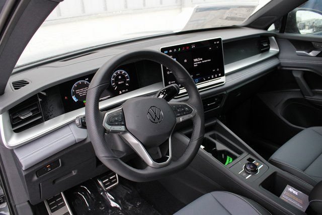 New 2026 Volkswagen Tiguan SE R-Line AWD/4WD image 2