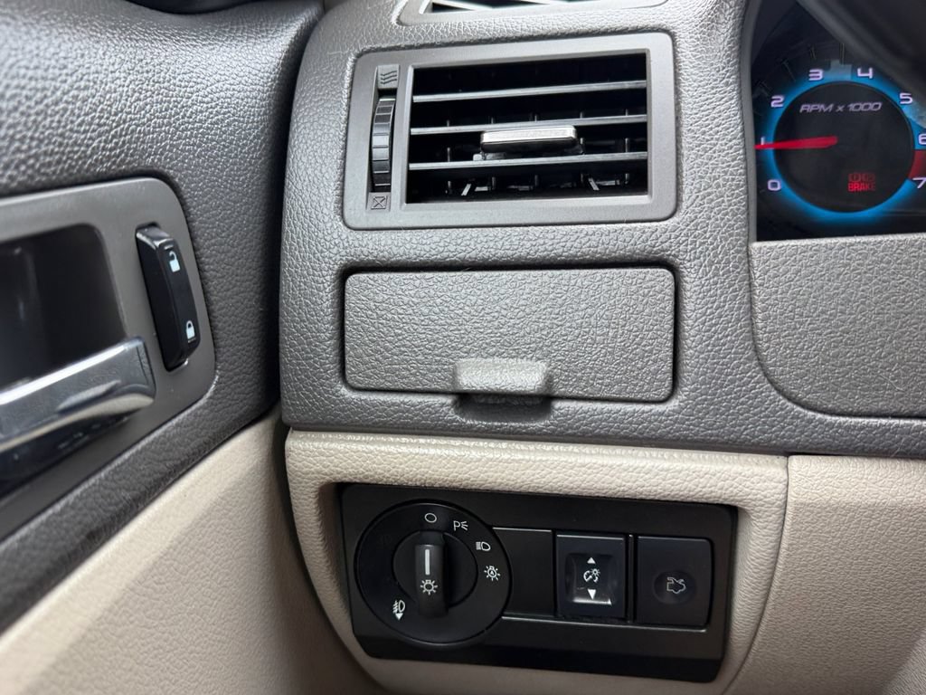 Used 2012 Ford Fusion SE FWD image 18