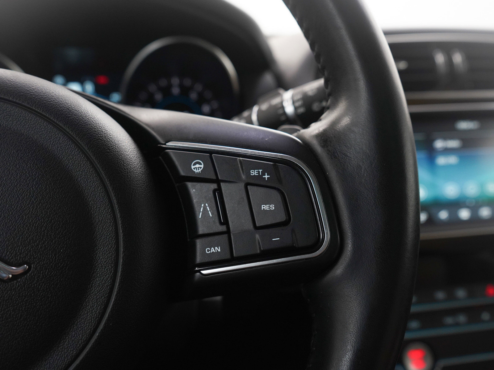 Used 2020 Jaguar F-PACE Premium image 27