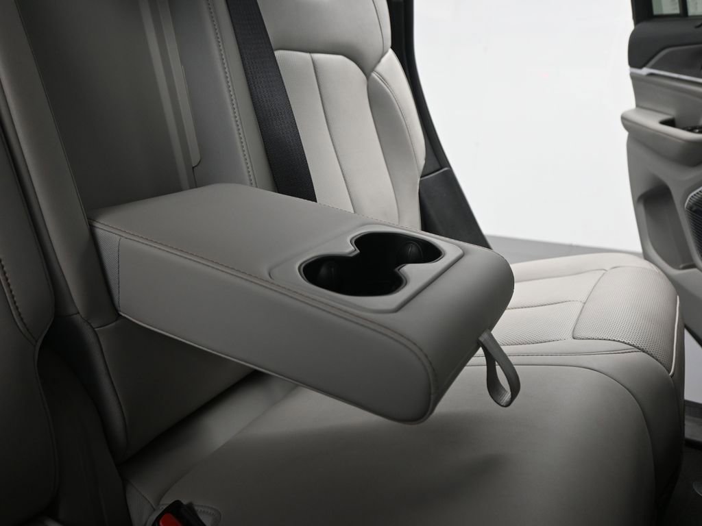 Used 2022 Jeep Grand Cherokee Overland w/ Advanced Protech Group III image 28