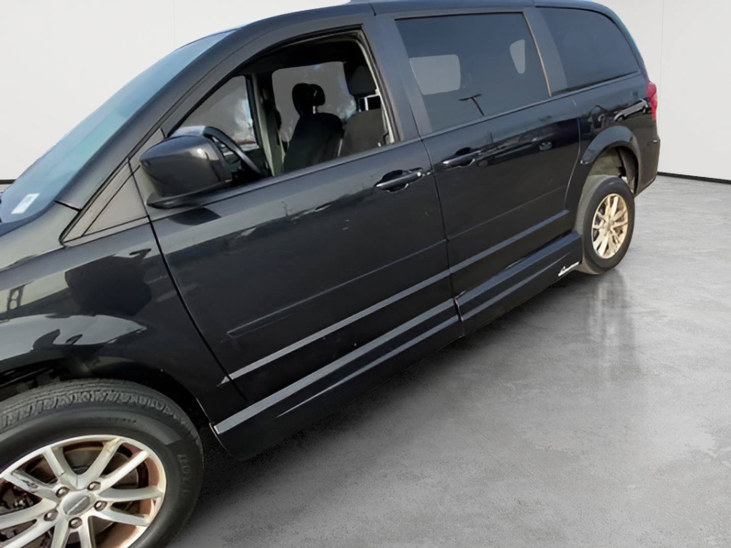 Used 2016 Dodge Grand Caravan SXT FWD image 8