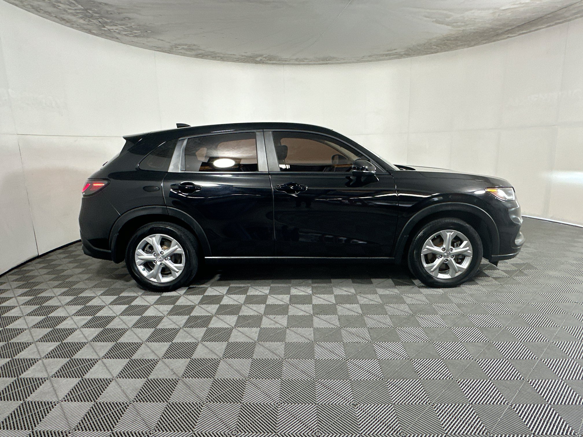 Used 2024 Honda HR-V LX image 2