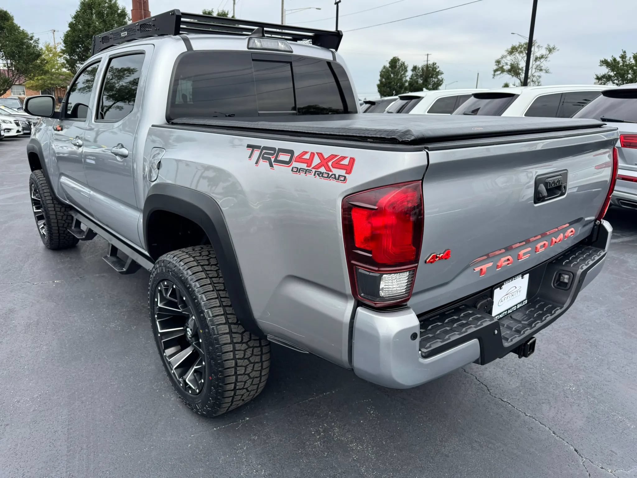 Used 2018 Toyota Tacoma TRD Off-Road w/ Technology Package AWD/4WD image 3