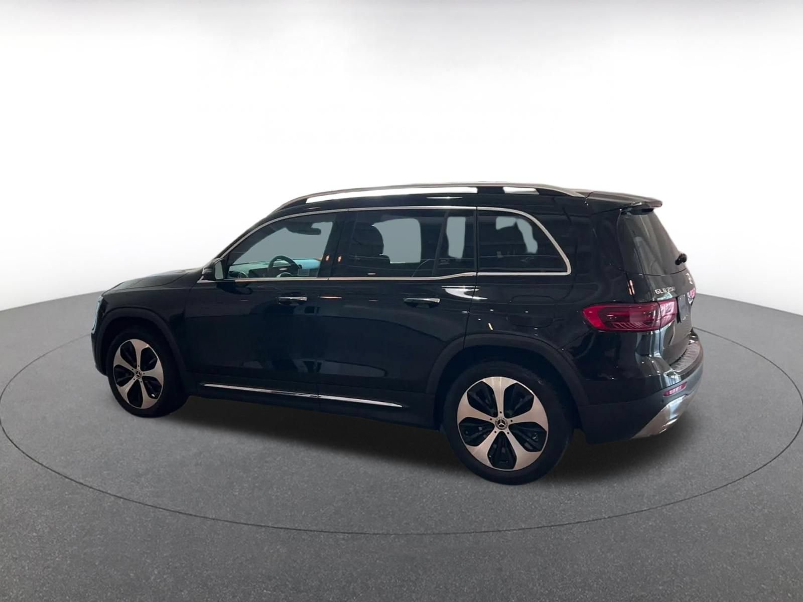 Used 2025 Mercedes-Benz GLB 250 image 9