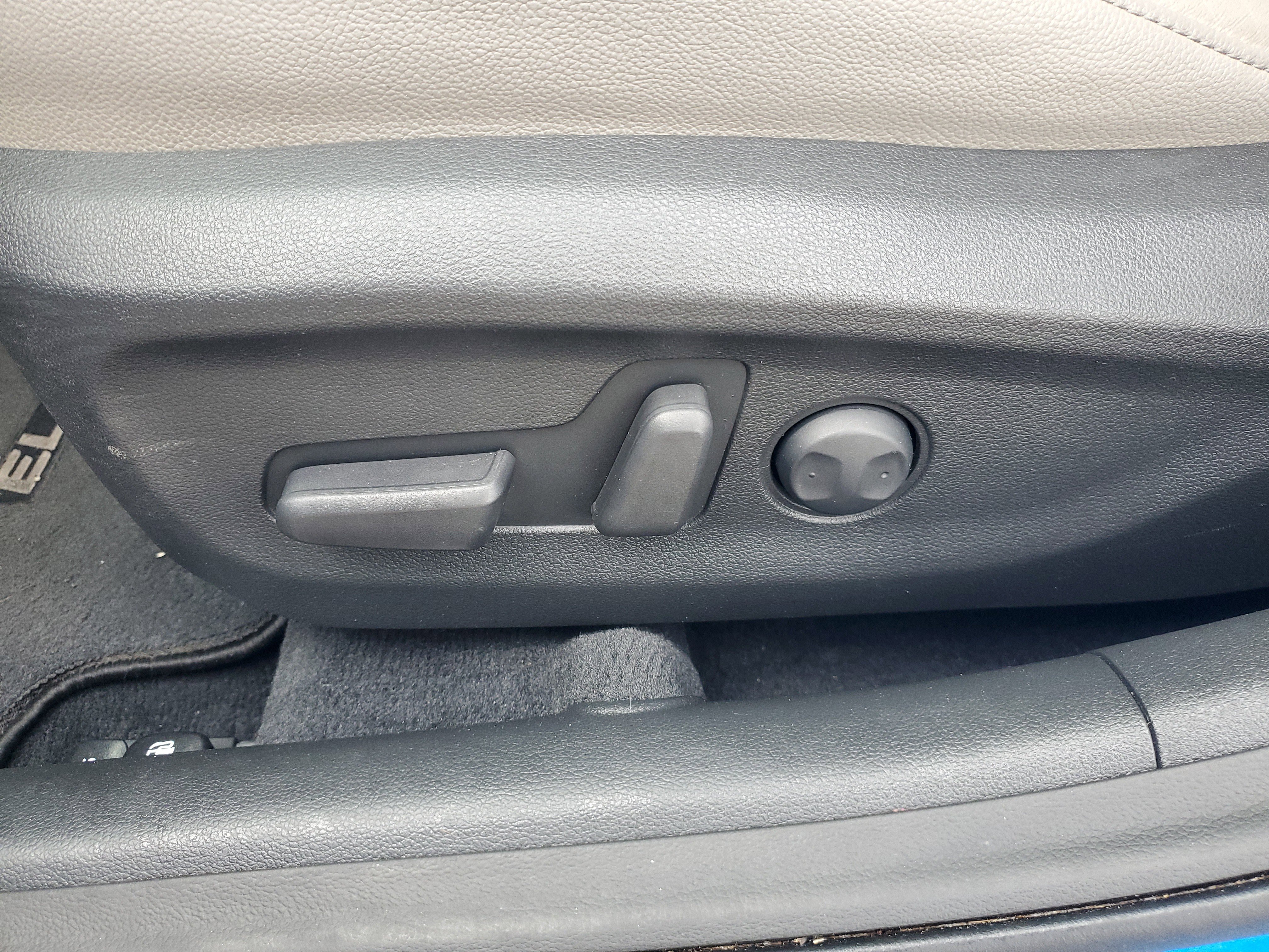 Used 2017 Hyundai Elantra Limited w/ Limited Tech Package 04 image 26