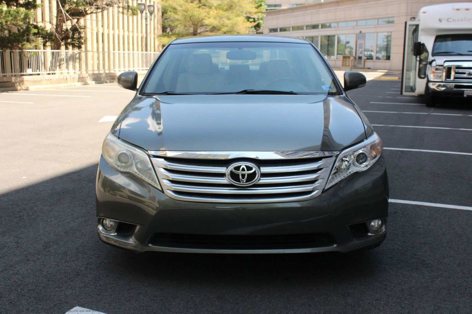 Used 2011 Toyota Avalon Limited FWD image 3