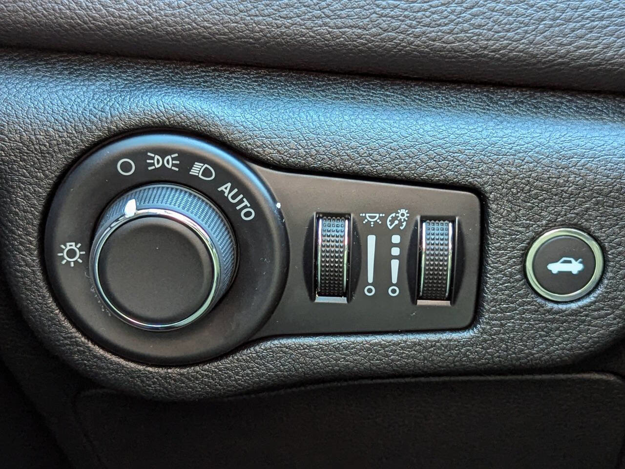 Used 2015 Chrysler 200 Limited image 27