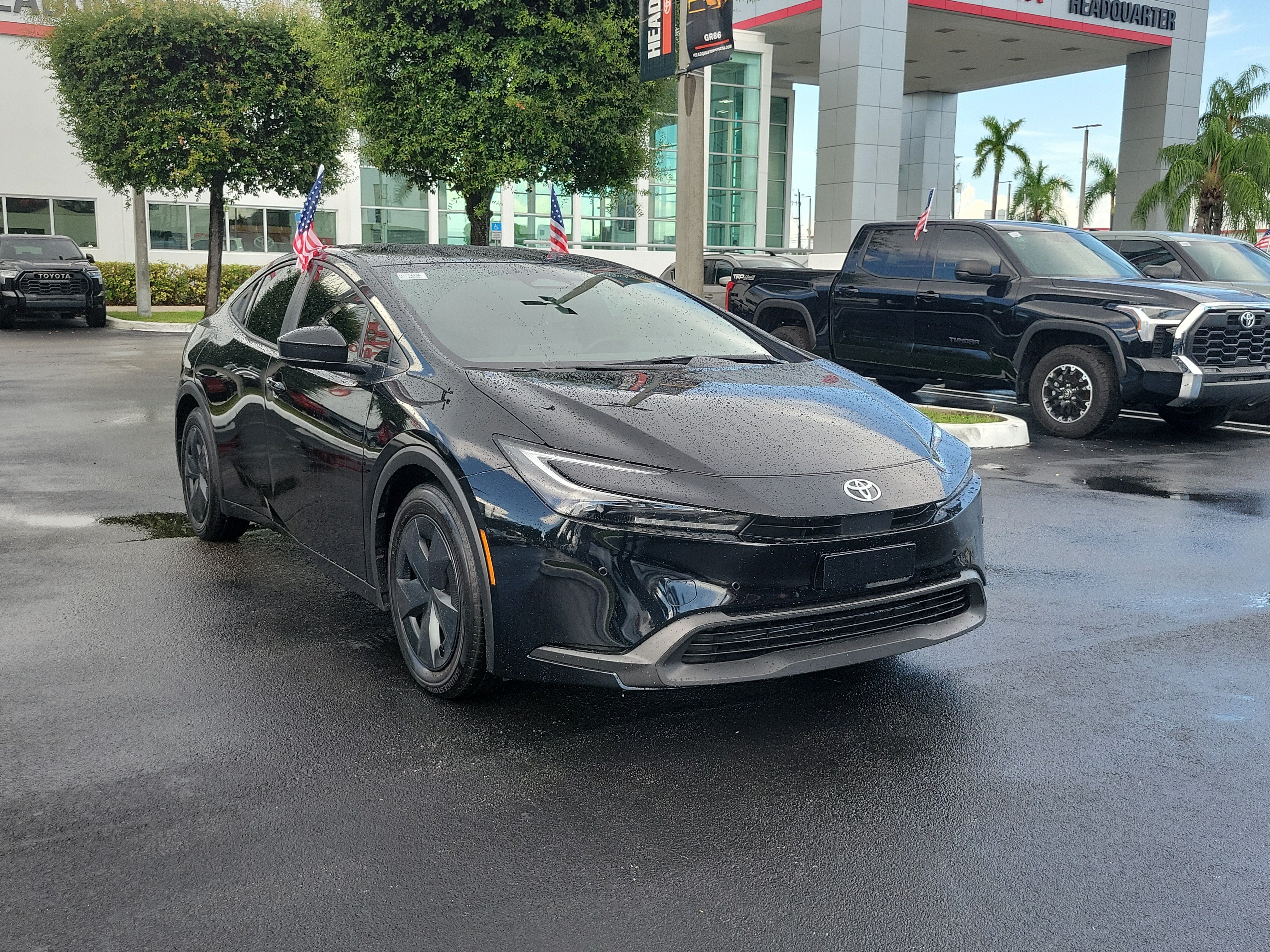 Used 2025 Toyota Prius LE FWD image 2