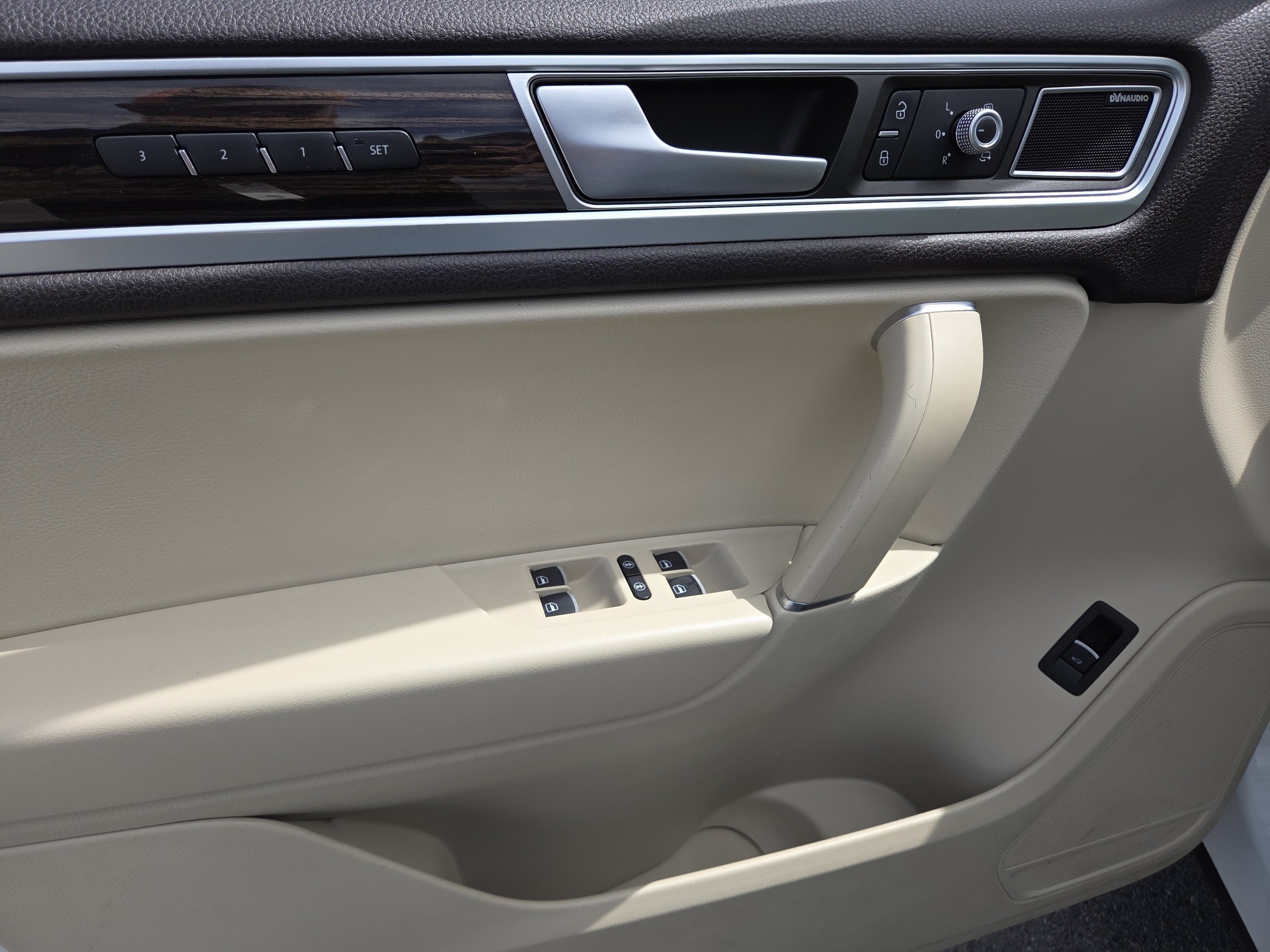 Used 2015 Volkswagen Touareg Executive AWD/4WD image 31