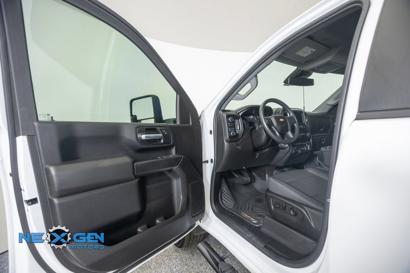 Used 2025 Chevrolet Silverado 2500 Custom w/ Custom Value Package AWD/4WD image 11