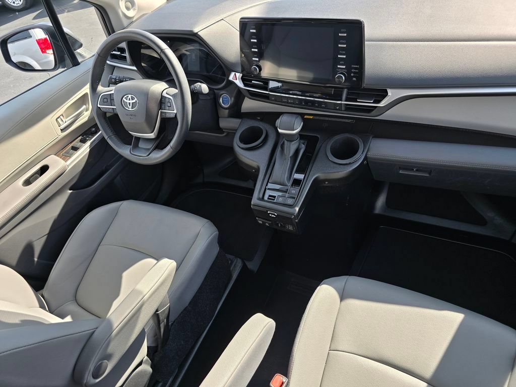 Used 2023 Toyota Sienna XLE w/ XLE Plus Package FWD image 16