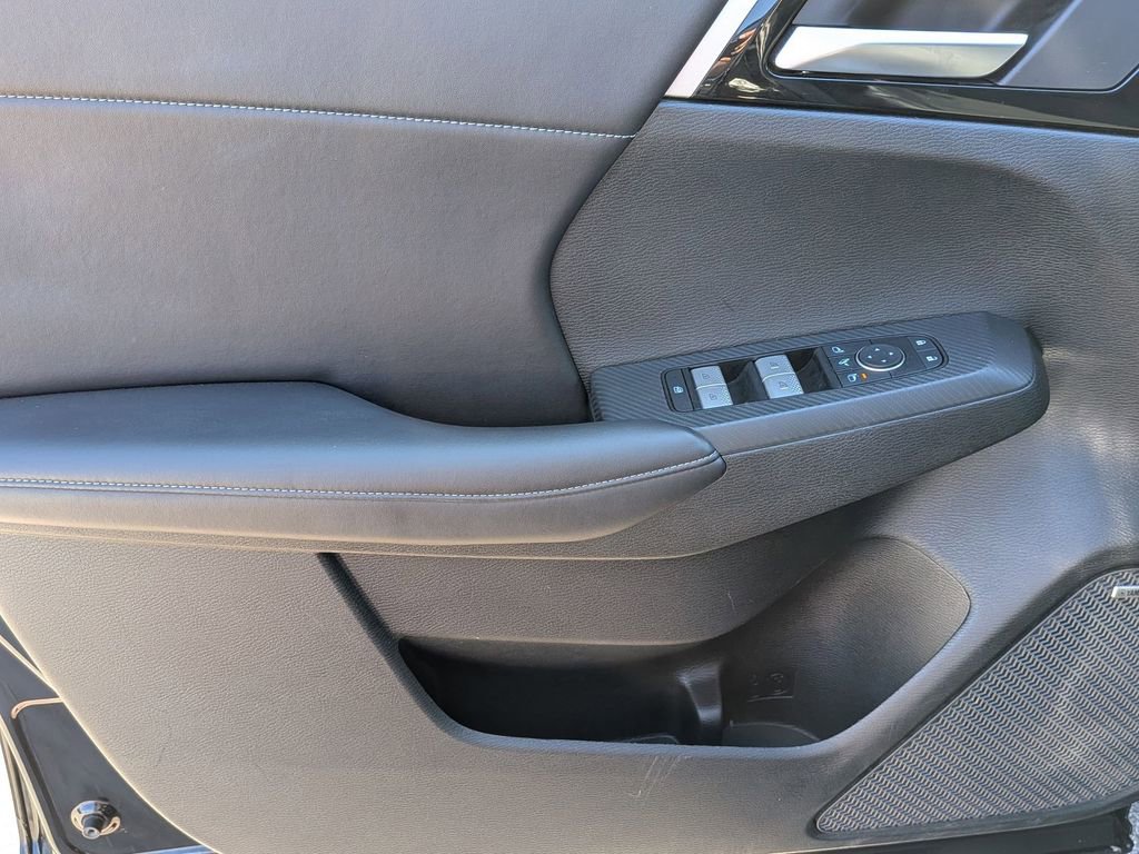 Used 2025 Mitsubishi Outlander SE image 11