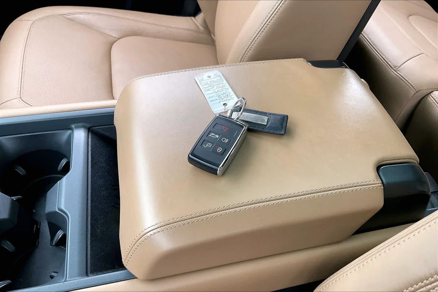Used 2025 Land Rover Defender 110 X-Dynamic SE AWD/4WD image 13