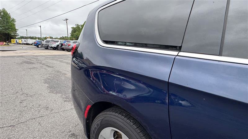 Used 2017 Chrysler Pacifica Touring-L Plus FWD image 23