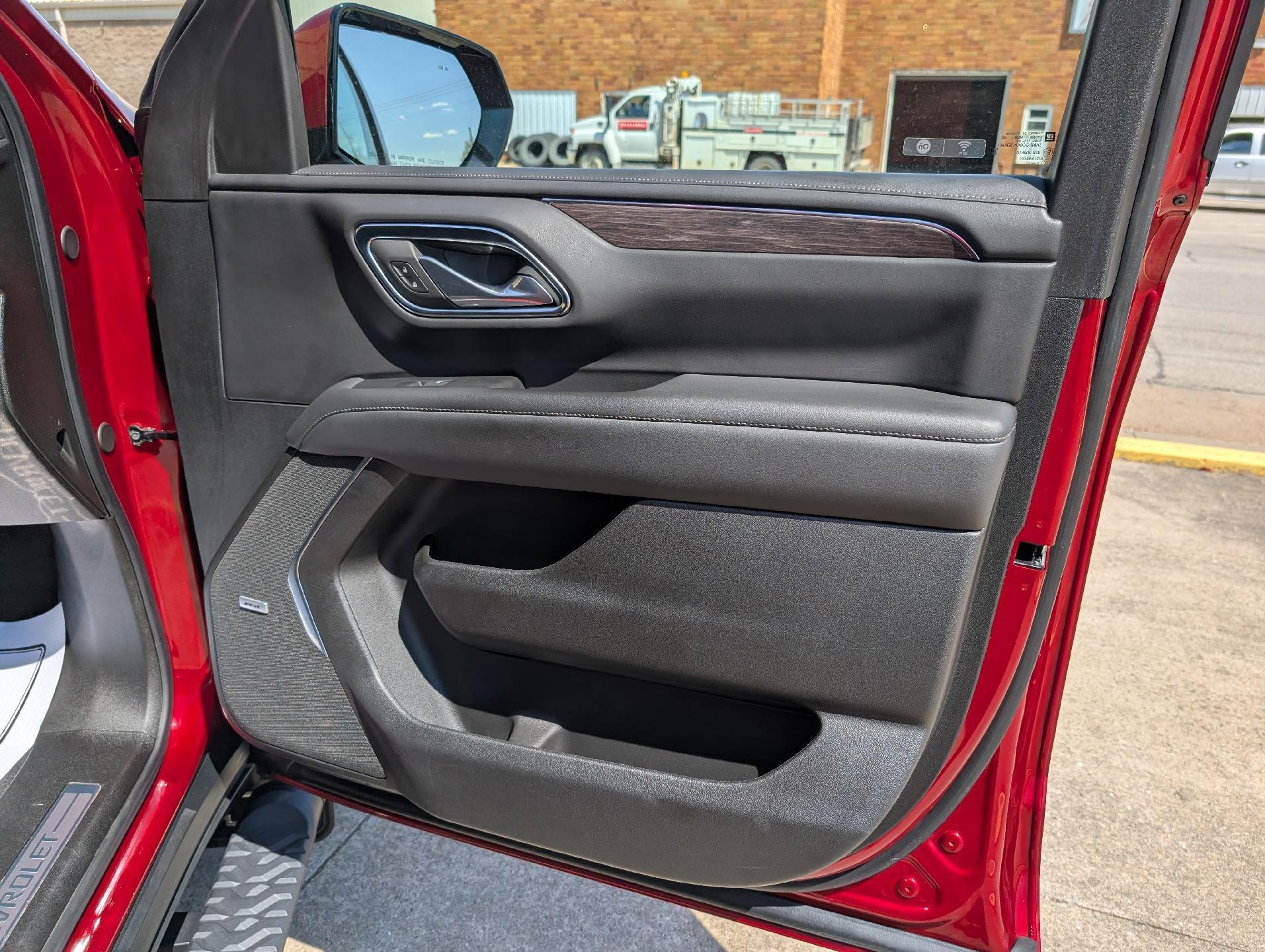 Used 2024 Chevrolet Tahoe Z71 w/ Luxury Package AWD/4WD image 18