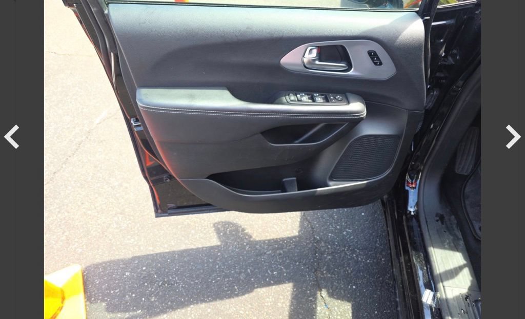 Used 2025 Chrysler Pacifica Limited FWD image 10