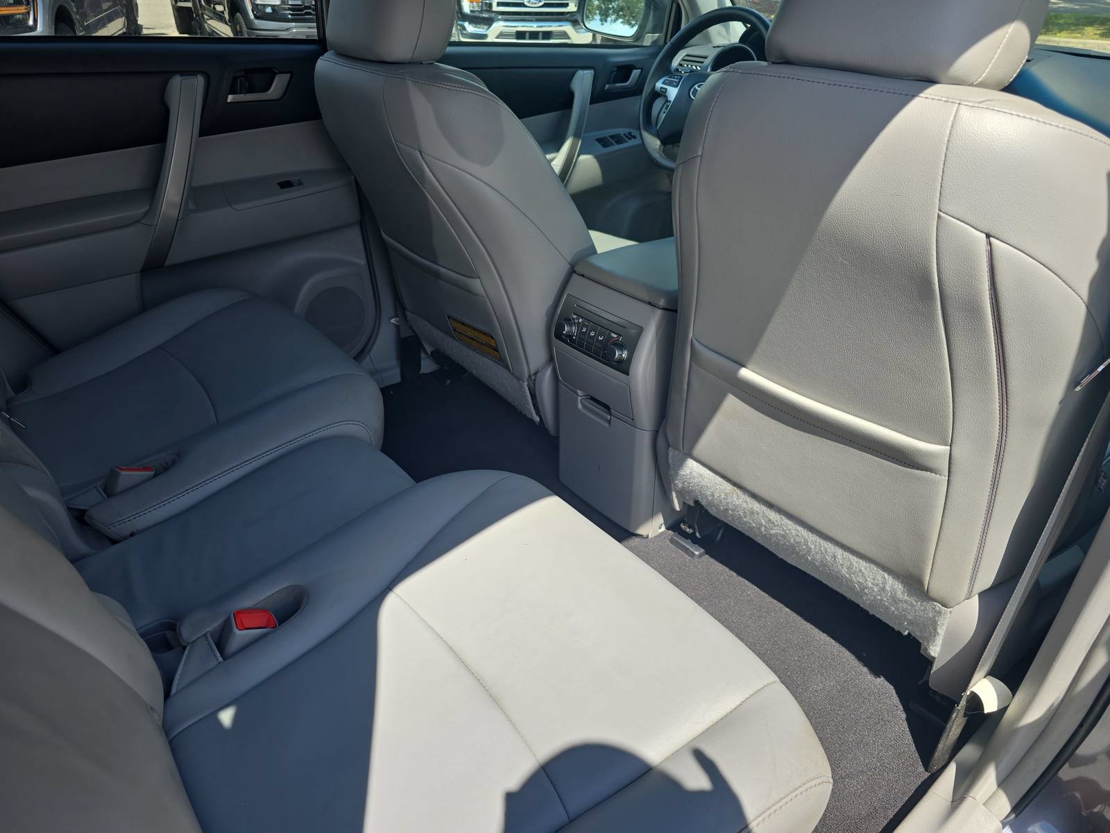Used 2012 Toyota Highlander SE w/ Tow Pkg FWD image 11