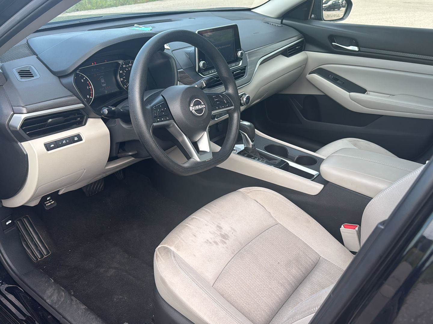 Used 2025 Nissan Altima 2.5 SV FWD image 11