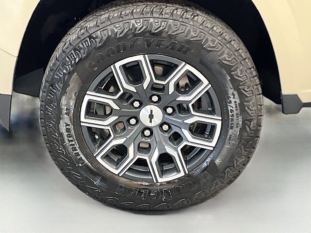 Used 2024 Chevrolet Colorado Z71 w/ Advanced Trailering Package AWD/4WD image 30