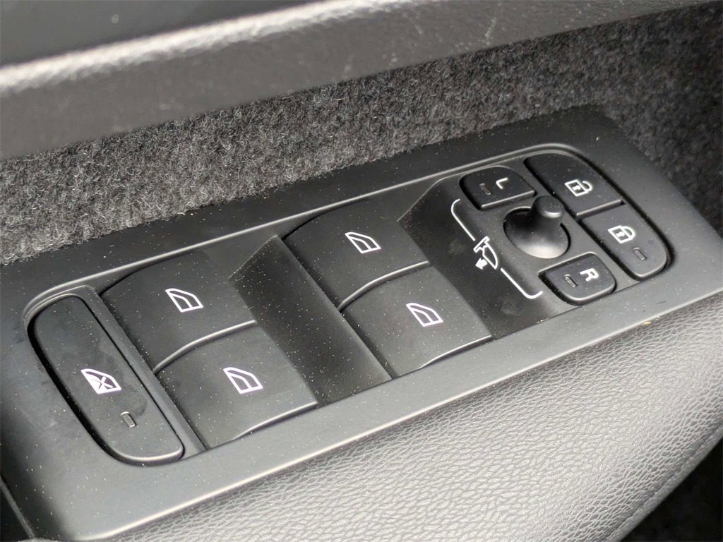 Used 2023 Volvo XC40 B5 Plus AWD/4WD image 25