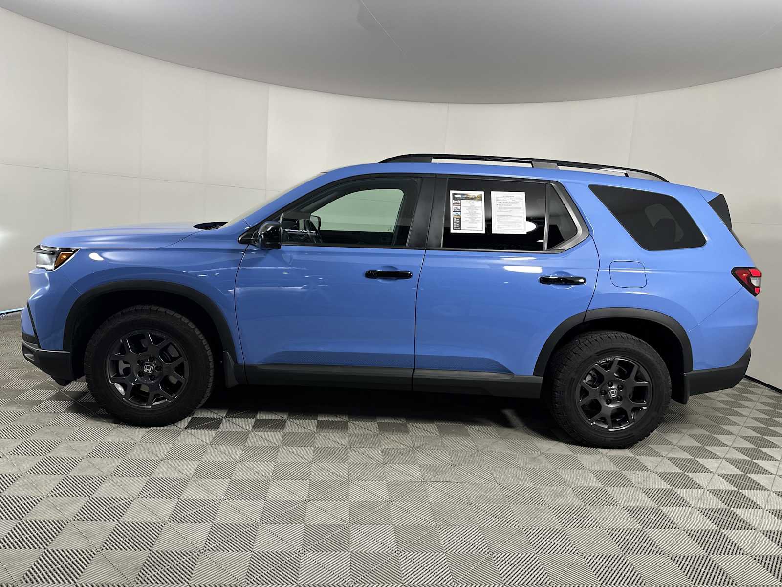 Used 2025 Honda Pilot TrailSport image 5