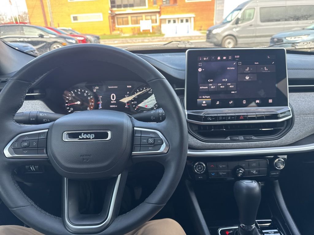 Used 2023 Jeep Compass Latitude AWD/4WD image 3