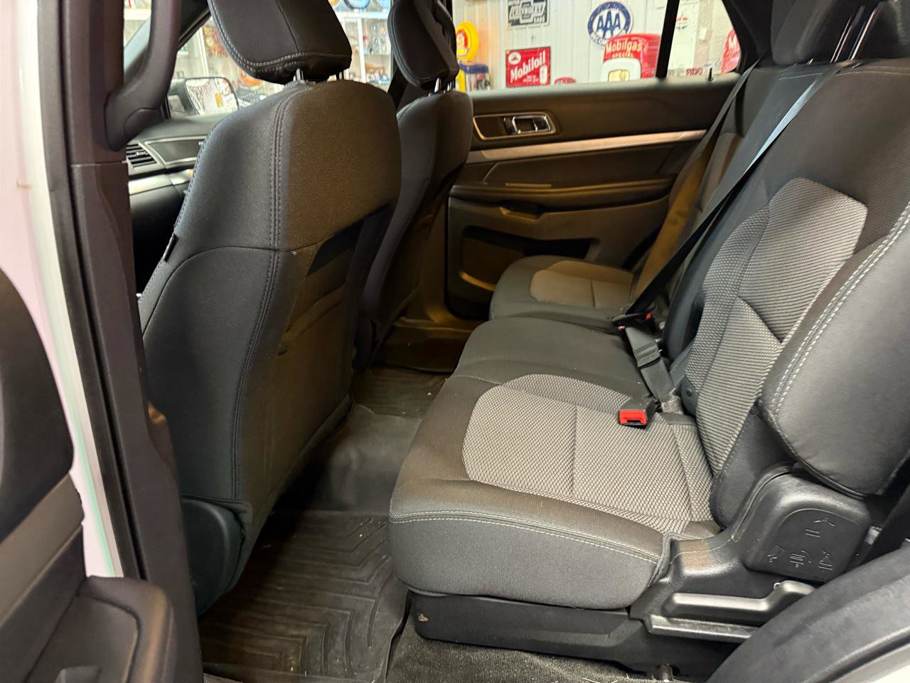 Used 2018 Ford Explorer XLT image 18