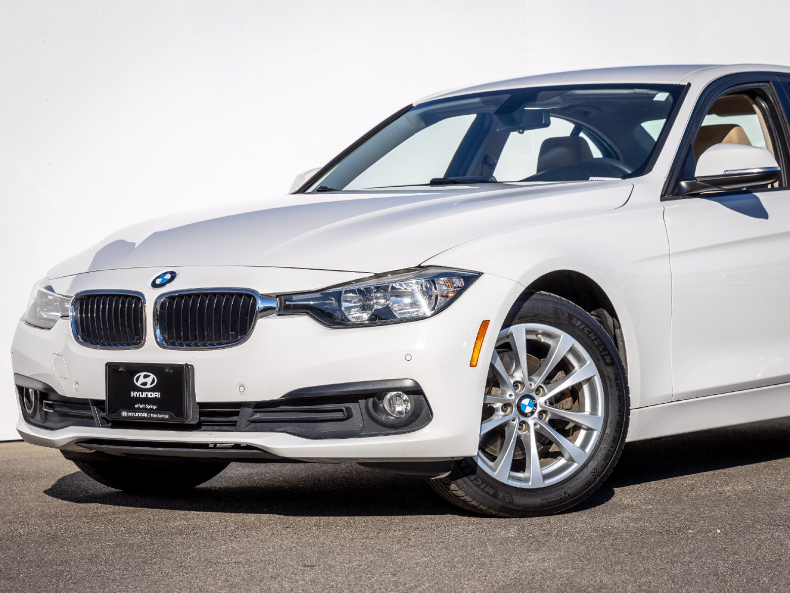 Used 2017 BMW 320i Sedan RWD image 2