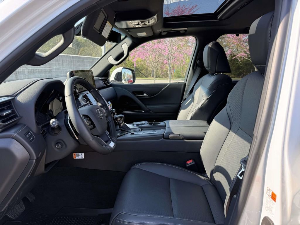 Used 2025 Lexus LX 600 4WD w/ Accessory Package (2T) image 13