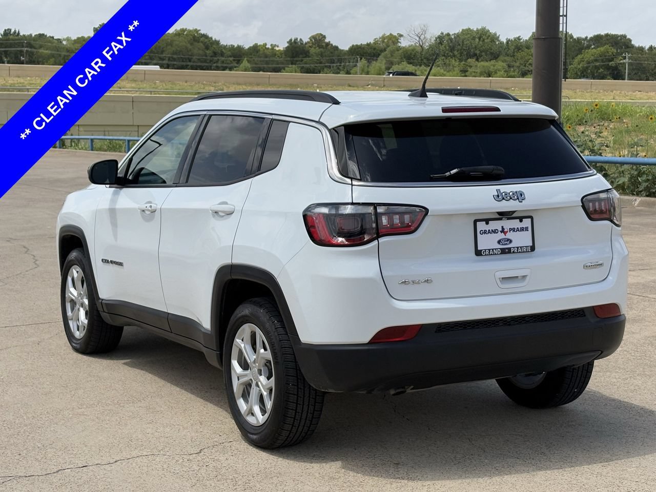 Used 2024 Jeep Compass Latitude AWD/4WD image 7
