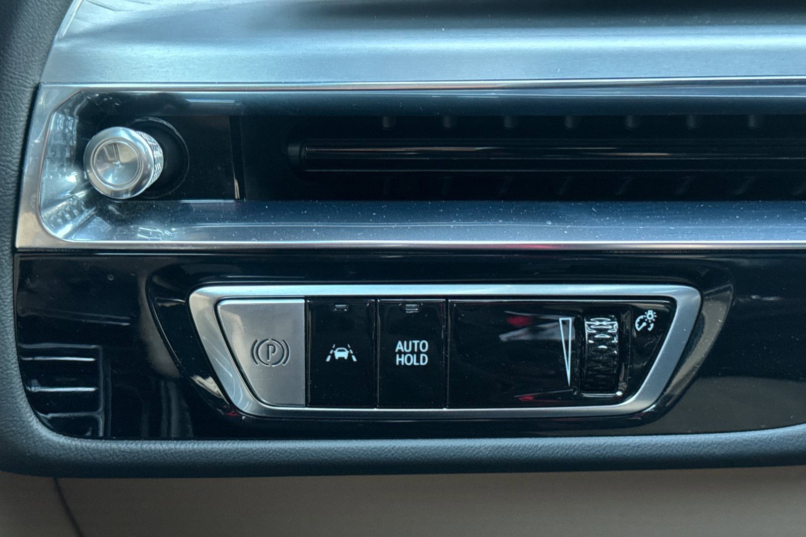 Certified 2025 Cadillac Lyriq Luxury w/ Nappa Leather Package image 37