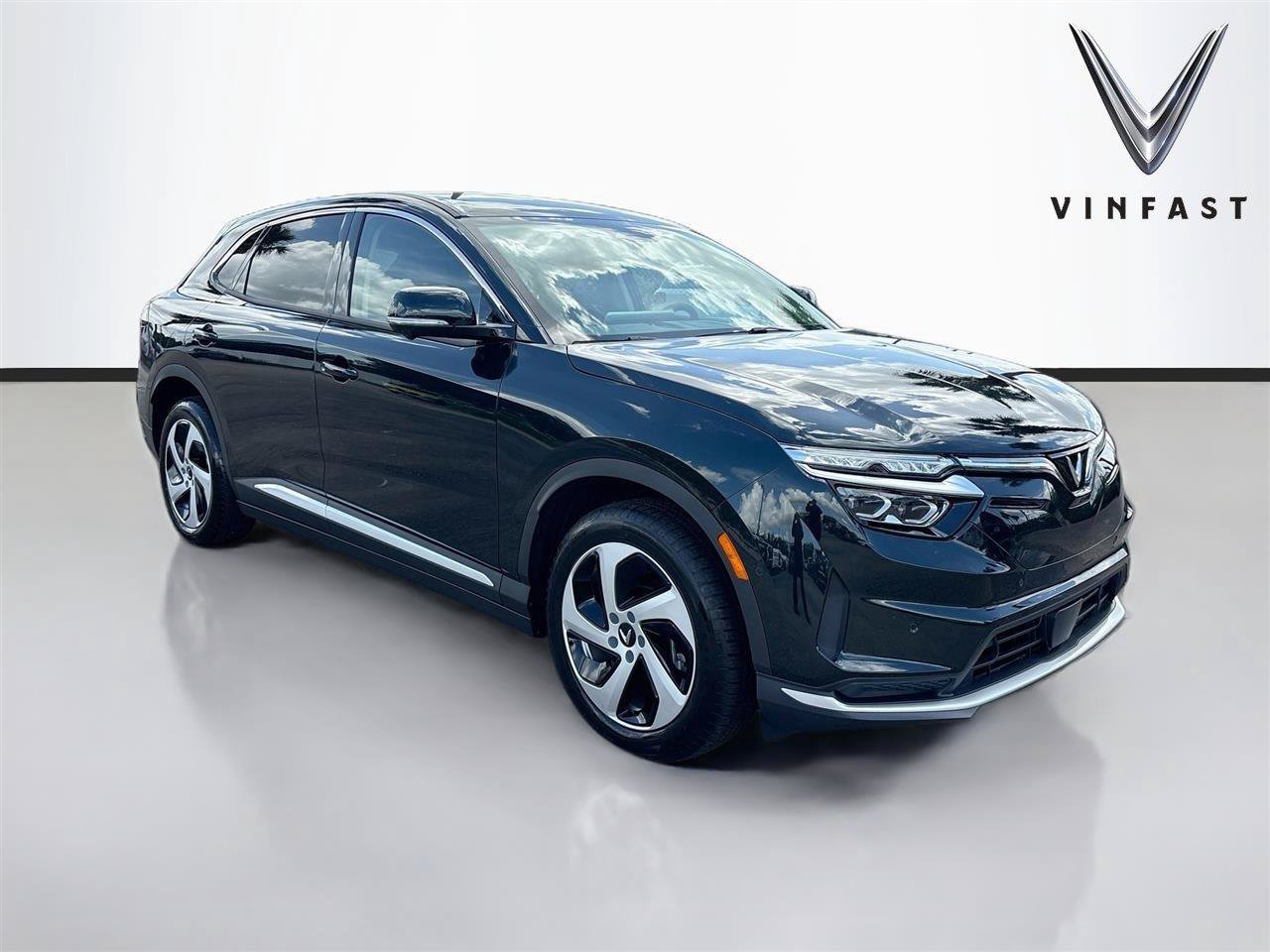 New 2027 VinFast VF 8 Eco AWD/4WD image 1