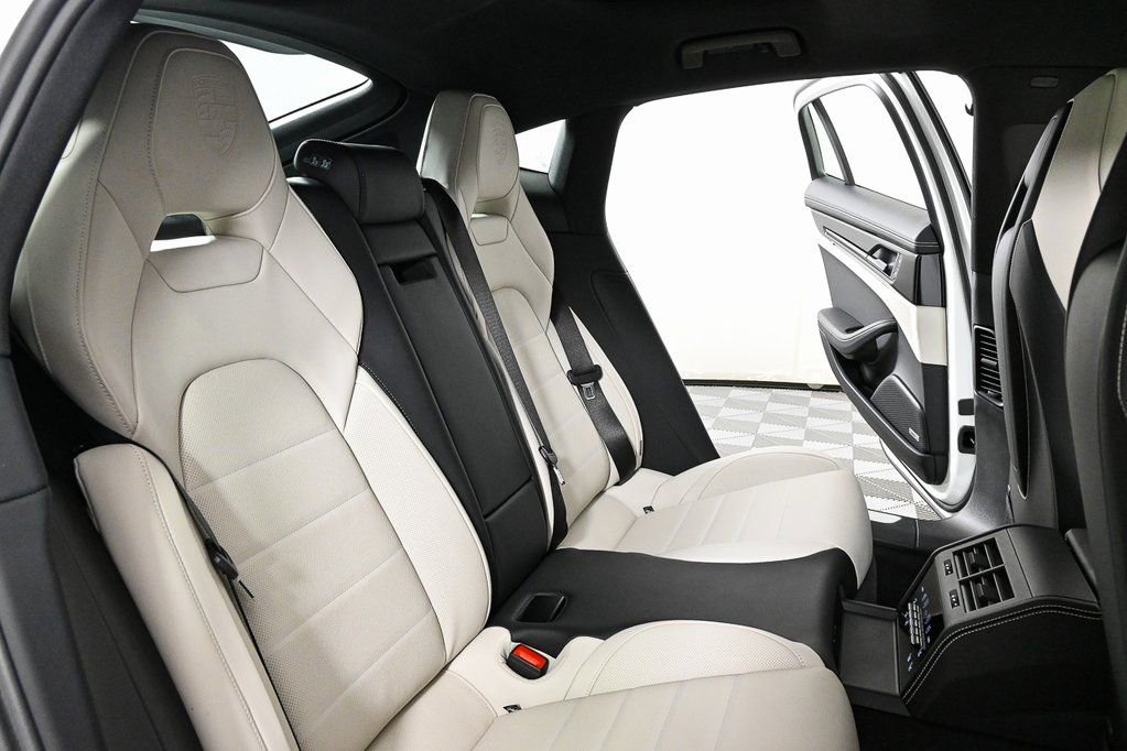 Used 2025 Porsche Panamera image 23
