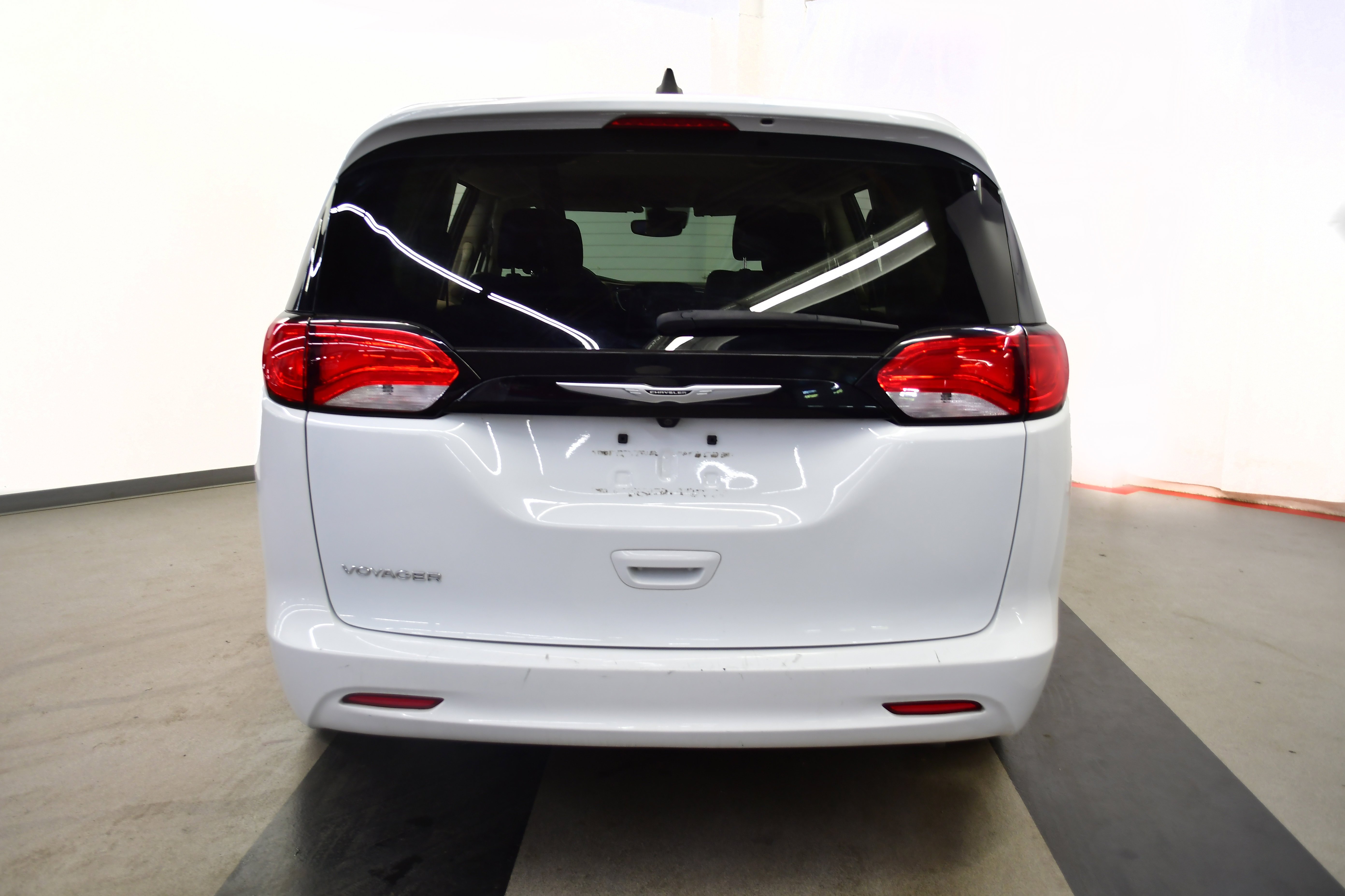 Used 2023 Chrysler Voyager LX FWD image 6