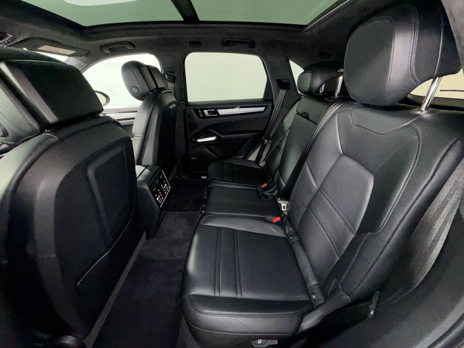 Used 2022 Porsche Cayenne Turbo AWD/4WD image 25